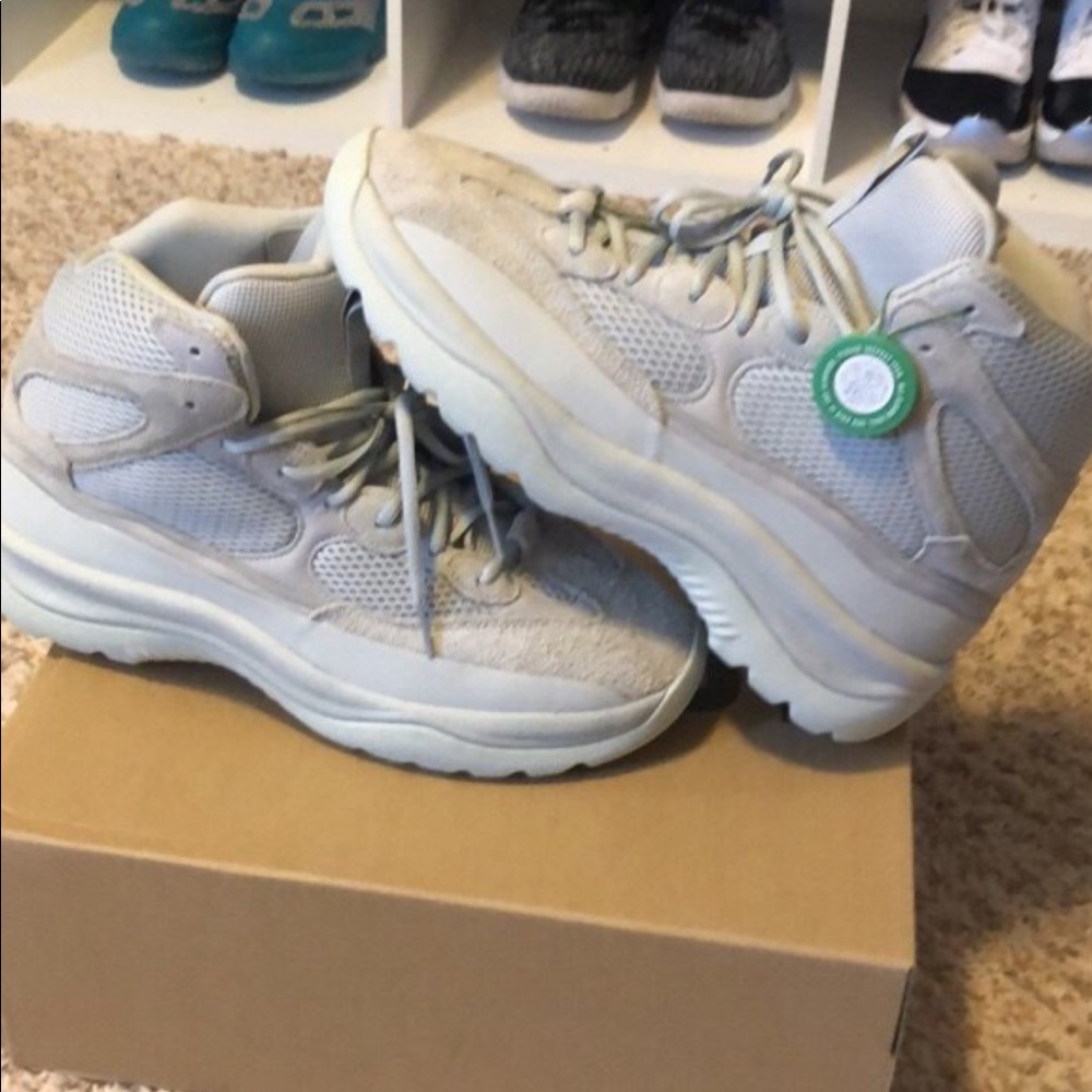 Yeezy DSRT BT Salt. Up for possible trades